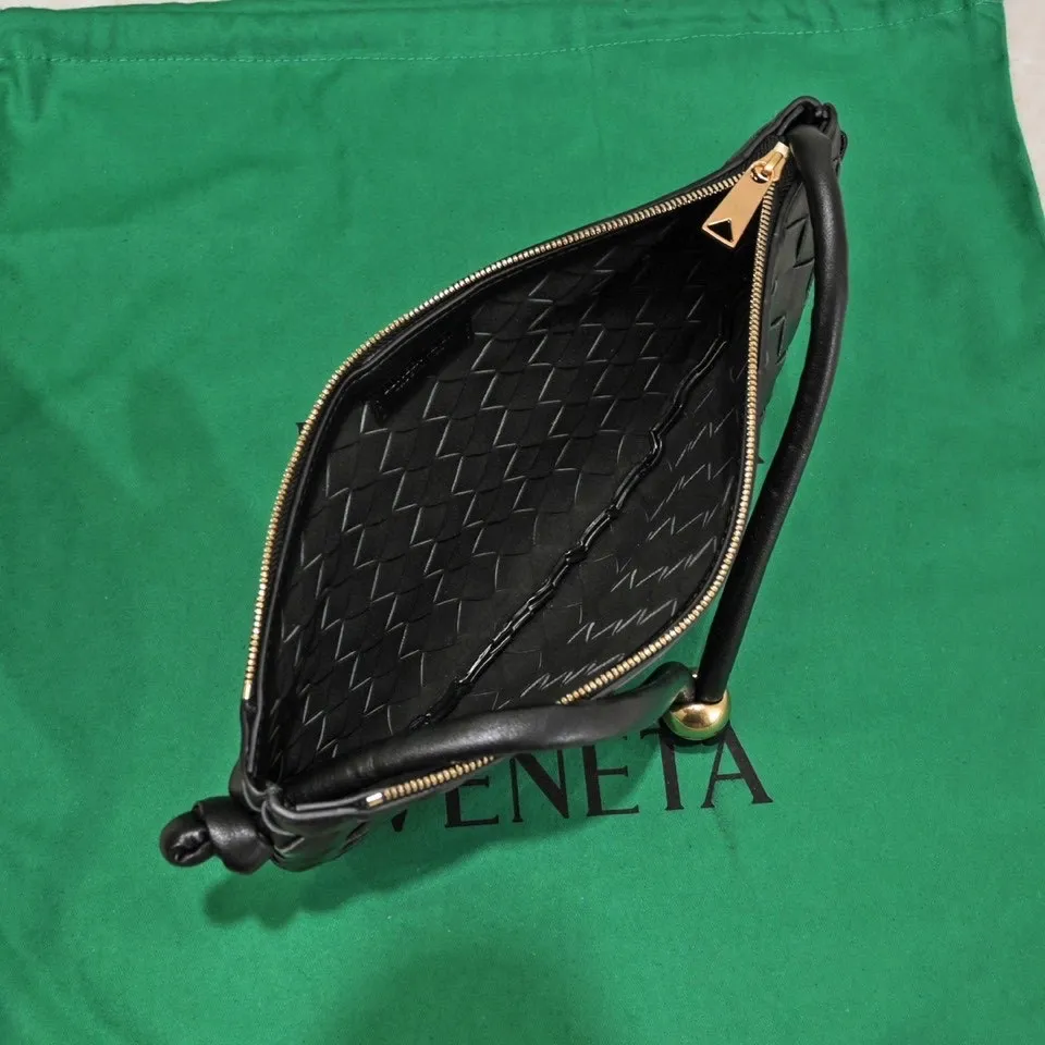 Batch 1220 BV has released new products. The small size TURN #recommended new hot style is still the classic woven logo that we can recognize at a glance. It is really a unique style that is familiar and unfamiliar! Made of sheepskin braiding, with beautiful gold beads on the shoulder straps for free adjustment. You can switch between the shoulder bag and the handbag at will. It has a concave and convex shape anytime and anywhere. It is a practical king with a unique personality. It also has the right color combination that can be sweet or salty. It is full of style. It is a beautiful summer catwalk style. Pull it out quickly. Small size: 29*3*19. Model: 6699-2#